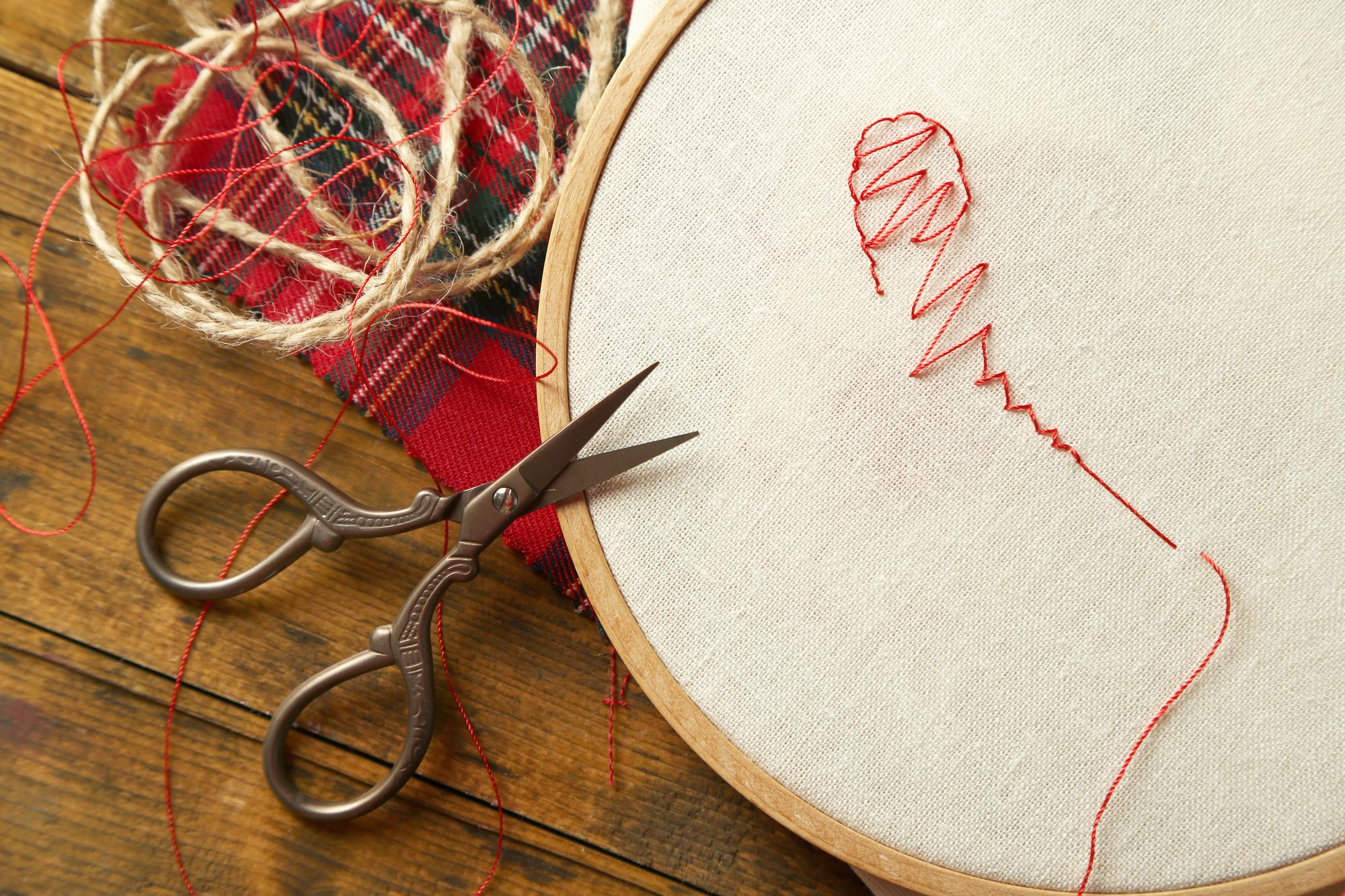 Dettaglio ago e filo con pattern di ricamo