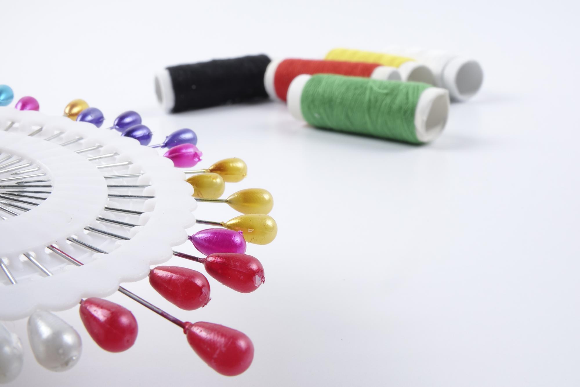 Macchina da ricamo in un atelier con tessuti colorati